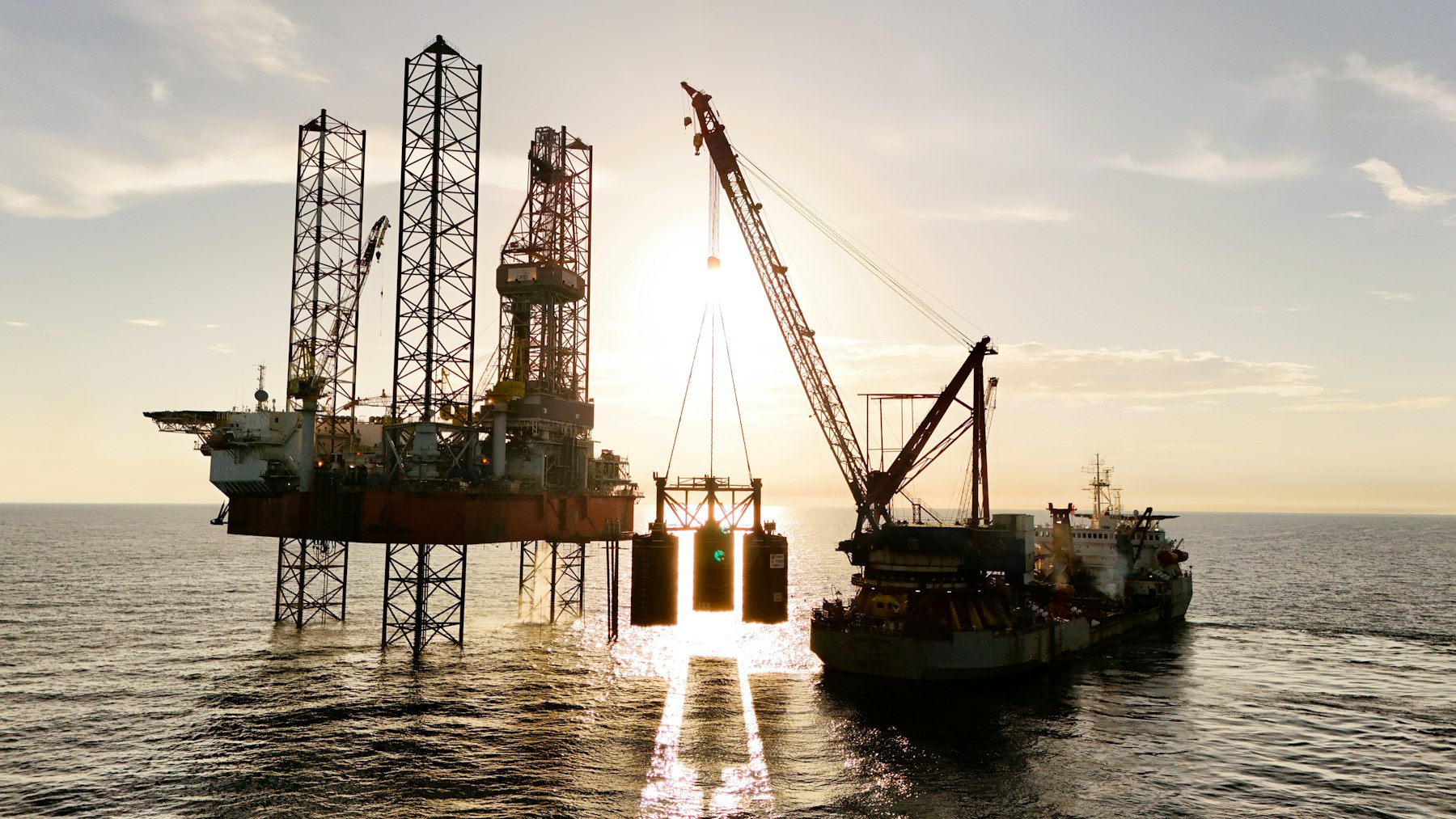 Offshore oil drilling rig with pedestal cranes